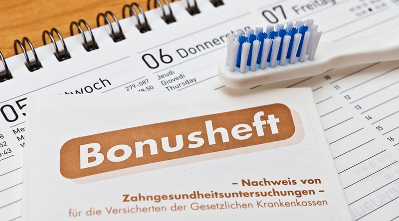 Bonusheft und Kontrolltermin beim Zahnarzt in Würzburg
