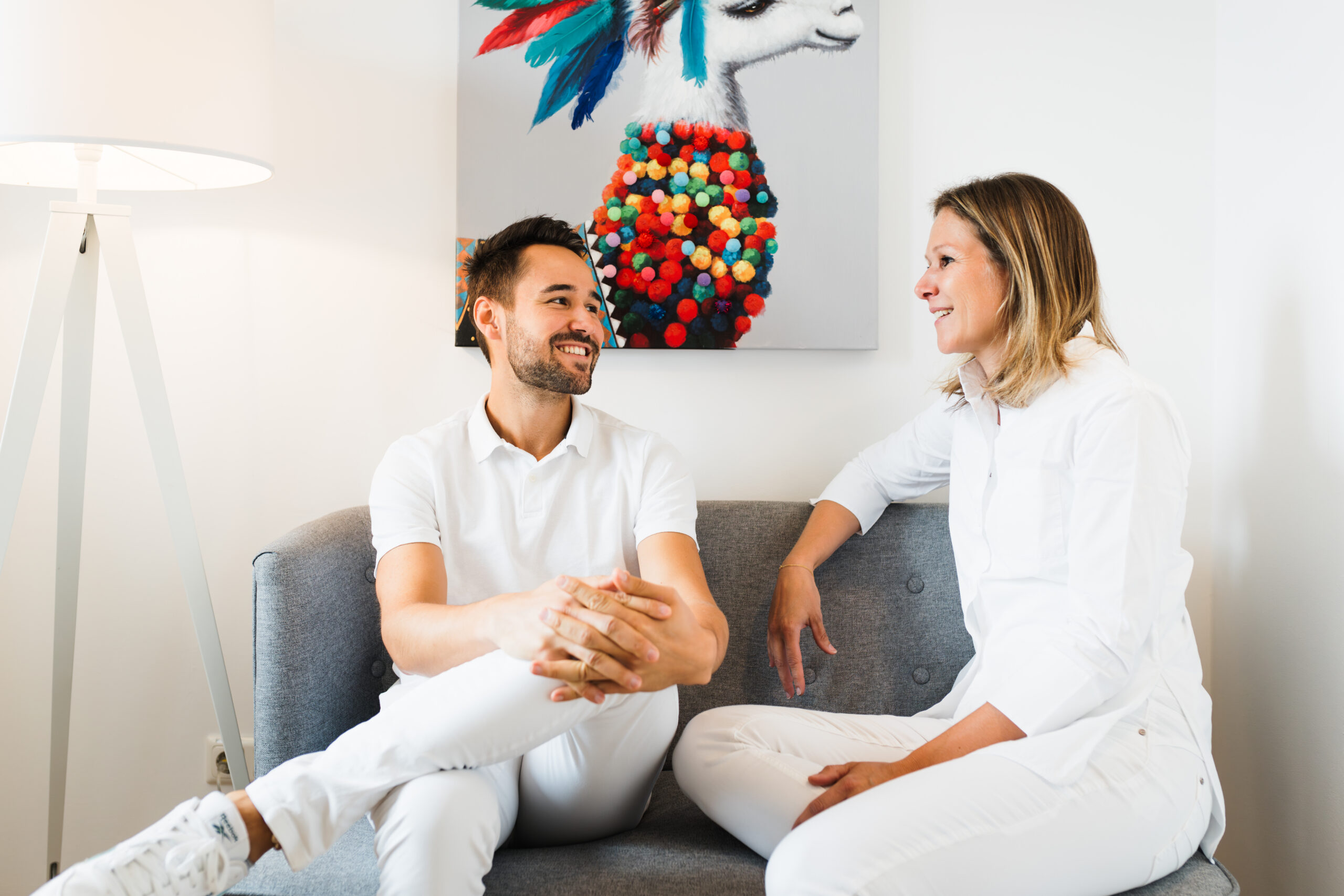 Marlon und Mareen Schramm im Gespräch in der Zahnarztpraxis in Würzburg