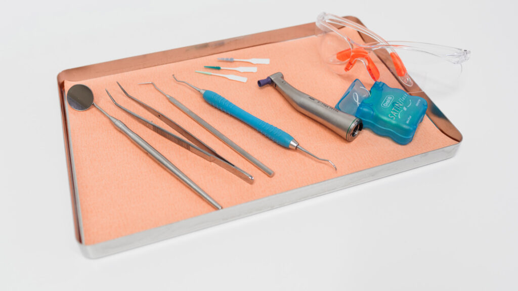 Eine regelmäßige Zahnreinigung schützt Ihre Zähne effektiv vor Karies und Parodontitis – vereinbaren Sie Ihren Termin!