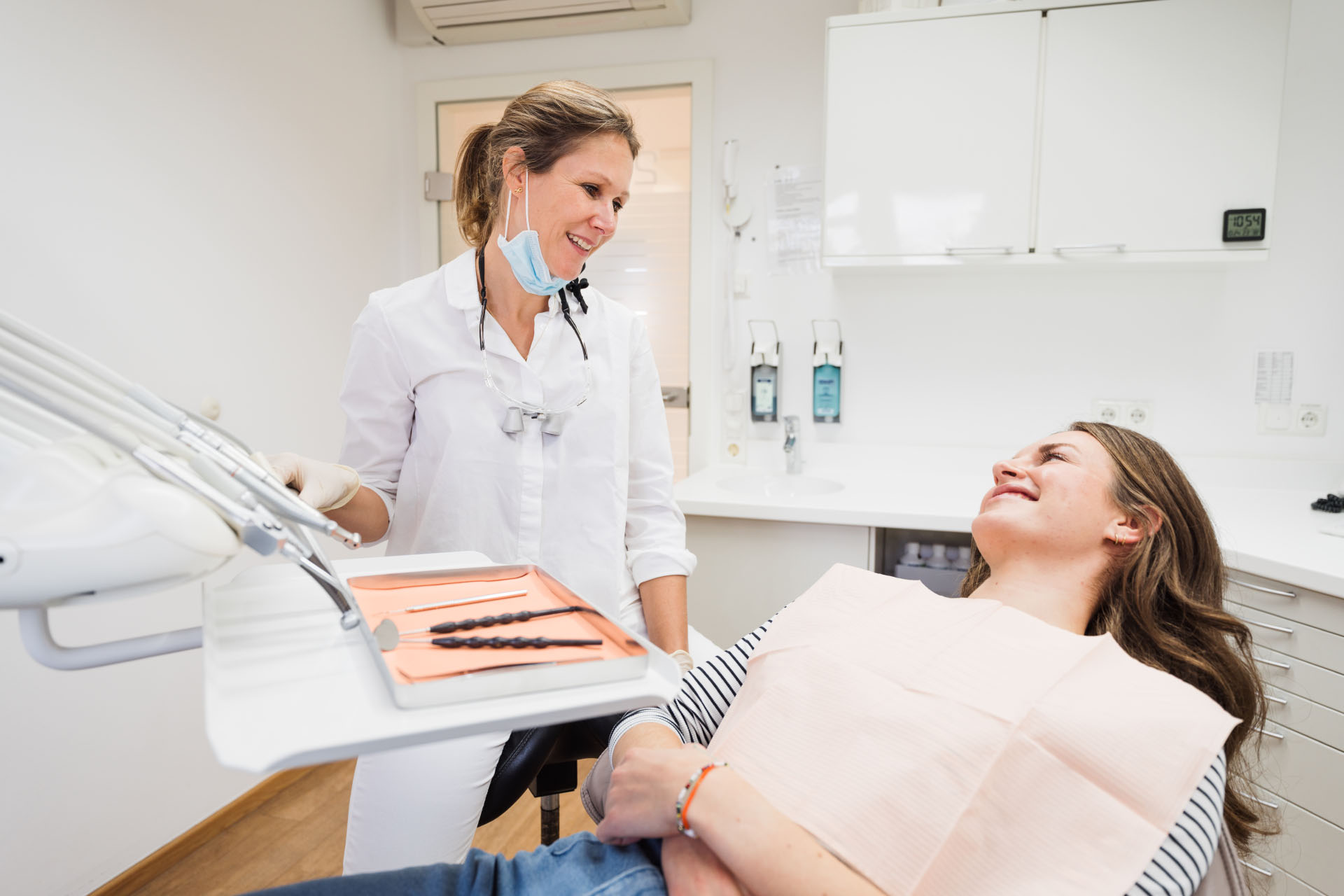 Dr. Schramm berät Patienten in Würzburg zu Wurzelspitzenresektion. Oralchirurgie kann einem entzündeten Zahn eine echte Chance geben.